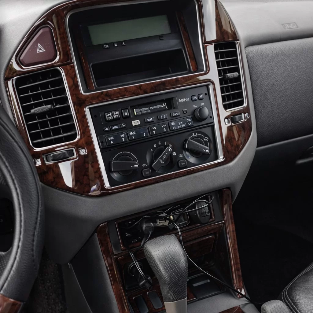 Mitsubishi Pajero 01.01-05.04 Mascherine sagomate per rivestimento cruscotti 22-Decori